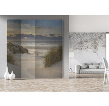 Raumansicht mit einer Holzpaneelwand, die ein Strandmotiv zeigt