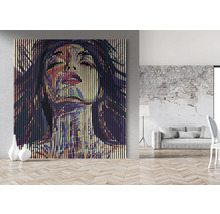 Großes Wandbild mit vertikalen Streifen und Frauengesicht in einem Wohnzimmer