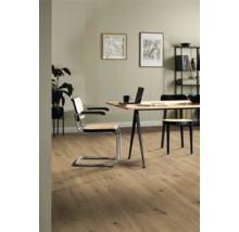 Heller Raum mit Esstisch, Stühlen, Regalen und Holzboden