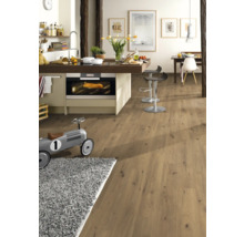 Küche mit Holzbalken, Kochinsel, Barhockern und Holzfußboden