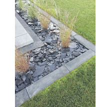 Gartenbeet mit Schiefersteinen, Rasenkantensteinen und Ziergras