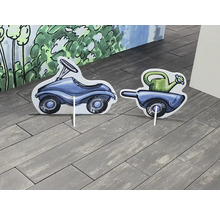 Illustration eines Bobby-Cars und einer Schubkarre mit Gießkanne