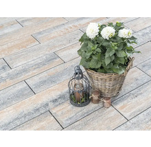 Verlegung von Pflastersteinen im Außenbereich mit Dekoration