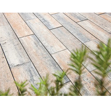 Verlegung von rechteckigen Pflastersteinen mit Pflanzen