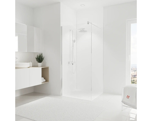 Helles Badezimmer mit Dusche, Waschbecken und Spiegel