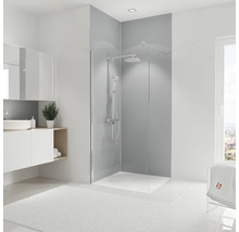 Helles Badezimmer mit Dusche, Waschbecken und Teppich