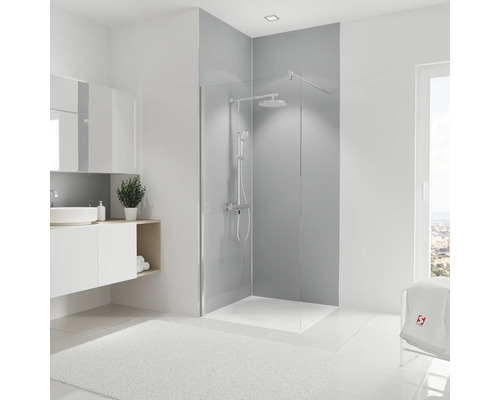Helles Badezimmer mit Dusche, Waschbecken und Teppich
