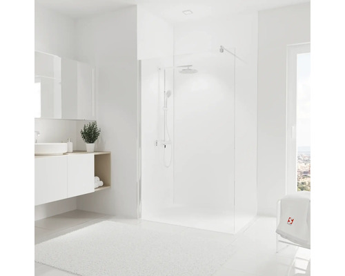 Helles Badezimmer mit Dusche, Waschbecken und Spiegel