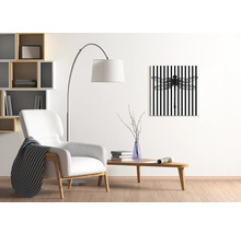 Wohnzimmer mit Sessel, Stehlampe, Tisch und Wandbild