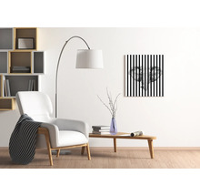 Wohnzimmer mit Sessel, Stehlampe und Wandbild mit Elefantenmotiv