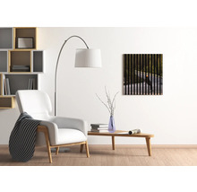 Wohnzimmer mit Sessel, Stehlampe, Tisch und Wandbild mit Skateboardfahrer