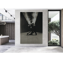 Innenraum mit Akustikpaneel an der Wand, das ein Tanzpaar zeigt