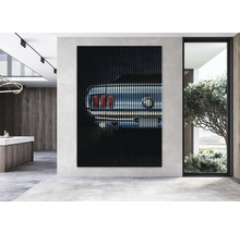 Akustikpaneel mit einem Automotiv-Motiv in einem modern eingerichteten Raum.