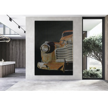 Dekoratives Wandpaneel mit abstraktem Auto-Motiv im modernen Raum.