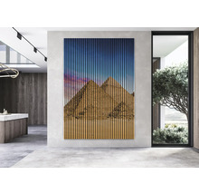 Innenraum mit Wandpaneel mit Pyramidenmotiv