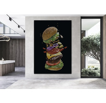 Wohnraum mit Wandbild eines Burgers