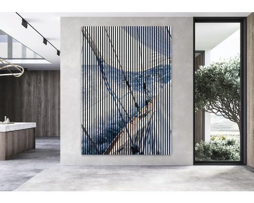 Dekoratives Wandbild mit abstraktem Segelbootmotiv und Streifenmuster in einem modernen Raum