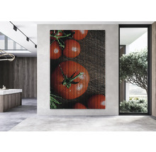 Wandpaneel mit Tomatenmotiv in modernem Raum