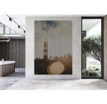 Wandbild mit Leuchtturm-Motiv und Lamellenstruktur in modernem Raum