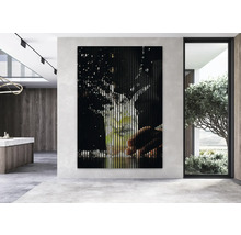 Modernes Interieur mit vertikalem Lamellenbild an der Wand.