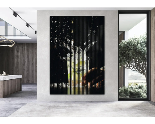 Modernes Interieur mit vertikalem Lamellenbild an der Wand.