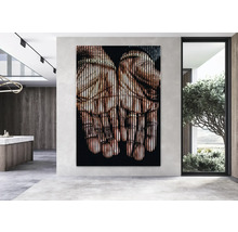 Dekoratives Wandbild mit Händen in einem modernen Raum