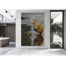 Dekoratives Wandpaneel mit Kindermotiv im modernen Raum.