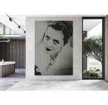 Wohnraum mit einer Wanddekoration, die das Gesicht einer Frau in vertikalen Linien darstellt.