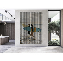 Dekoratives Wandbild mit Surfmotiv und vertikalen Linien in modernem Wohnraum.