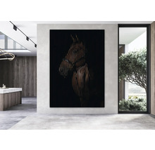 Modernes Wohnzimmer mit einem Kunstwerk, das ein Pferd darstellt.