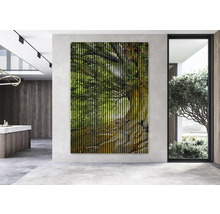 Großes Wandbild mit Baum auf Holzlatten in einem modern eingerichteten Raum.