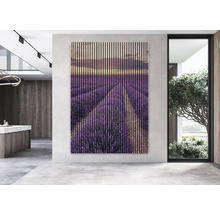 Dekoratives Wandpaneel mit einem Lavendelfeld Motiv in einem modernen Wohnraum.