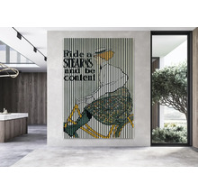 Gerahmtes Wandbild mit Fahrradfahrer-Motiv im Raum