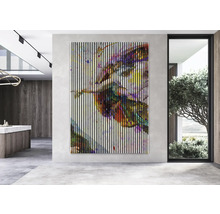 Abstraktes Wandbild mit vertikalen Streifen in einem modernen Raum.