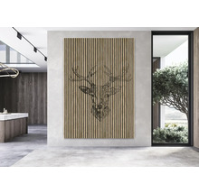 Wandpaneel mit Hirschmotiv aus Holzlatten in einem modernen Raum