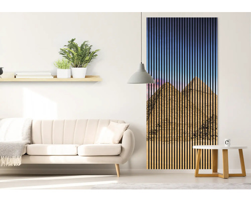 Wohnzimmer mit Sofa, Lampe und Wandpaneel mit Bergmotiv