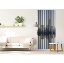 Wohnzimmer mit Sofa, Beistelltisch, Regal und Wandbild mit Stadtmotiv