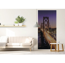 Wohnzimmer mit Sofa, Regal und einem Wandschirm mit einem Brückenmotiv.