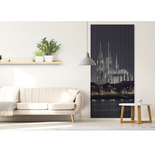 Wohnzimmer mit Sofa, Beistelltisch und Wandpaneel mit Dom-Motiv