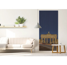 Wohnzimmer mit Sofa, Regal mit Pflanzen und Akustikpaneel mit Brandenburger Tor Motiv