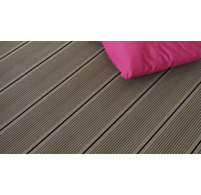 Terrassendielen mit Rillenstruktur und Kissen