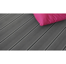 Terrassendielen aus WPC mit Kissen