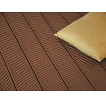 Terrassendielen aus Holzverbundstoff mit Kissen