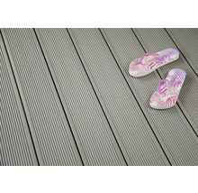 Terrassendielen aus Kunststoff mit einem Paar Sandalen