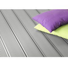 Terrassendielen aus Holzverbundstoff mit Kissen