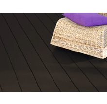 Terrassendielen aus Holz mit Sitzgelegenheit und Kissen