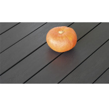 Holzterrasse mit Kürbis