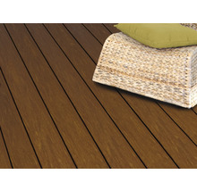 Terrassendielen aus Holz mit Sitzgelegenheit und Kissen