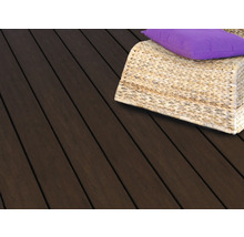 Terrassendielen aus Holz mit Sitzgelegenheit und Kissen