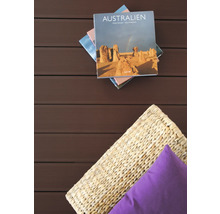 Terrassendielen mit Buch und Kissen